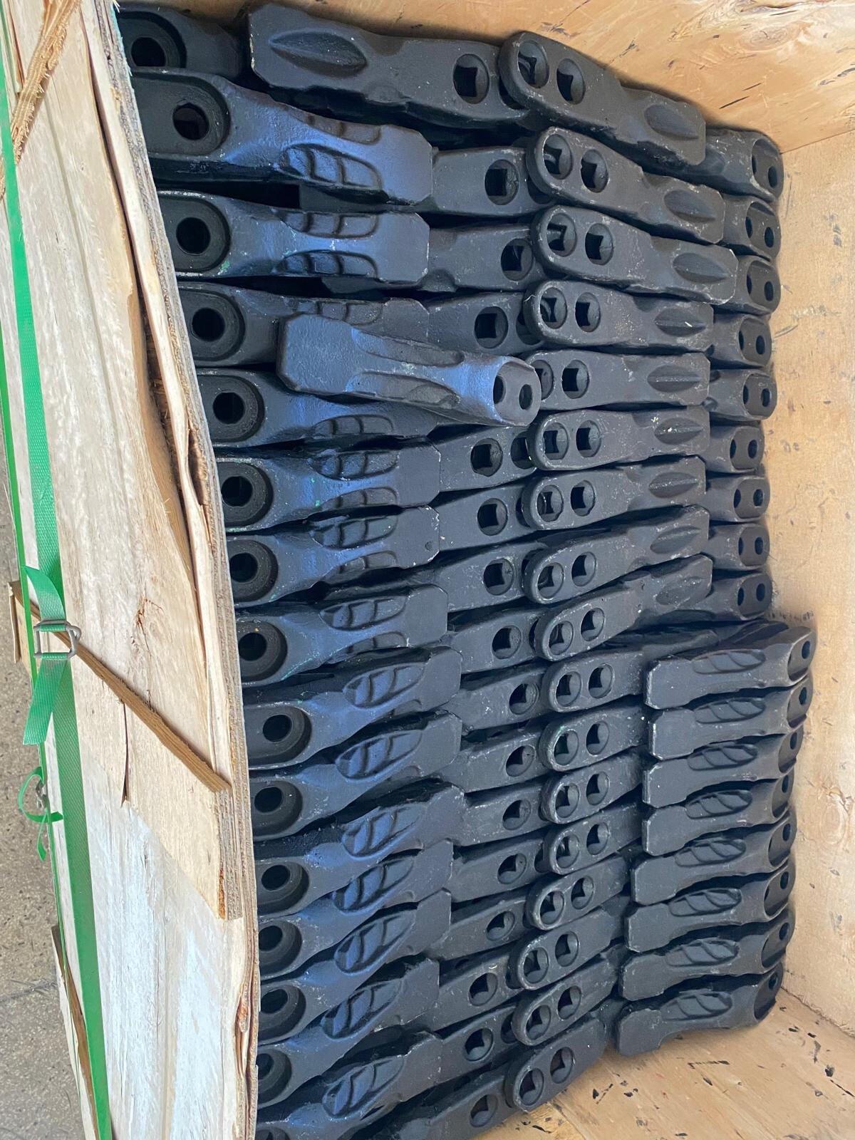 Orijinal JCB Desen Beko Loder Ön Kova Tırnak Seti (8 adet Orta+16 adet Civata ve Somunları)